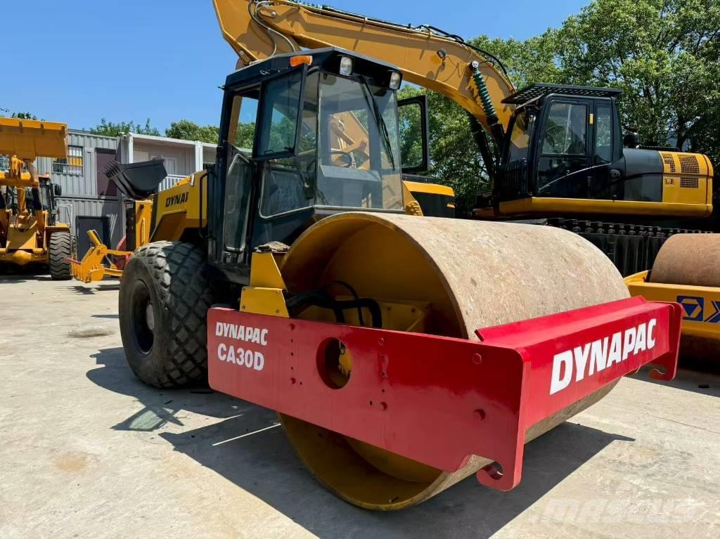 Dynapac CA 30 D Tek tamburlu silindirler
