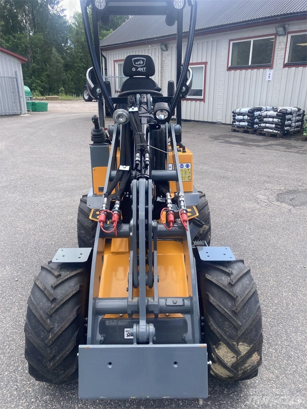 GiANT G1100 Çok amaçlı yükleyiciler