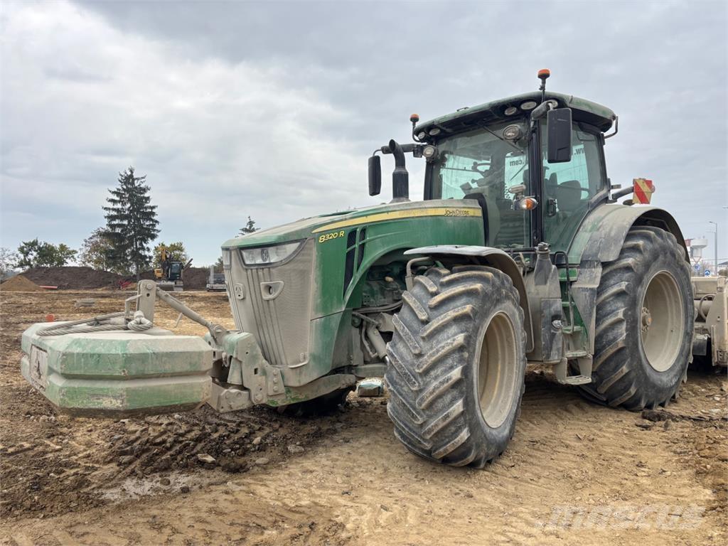 John Deere 8320R Diger