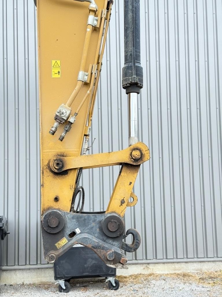 CAT 326 F L Paletli ekskavatörler