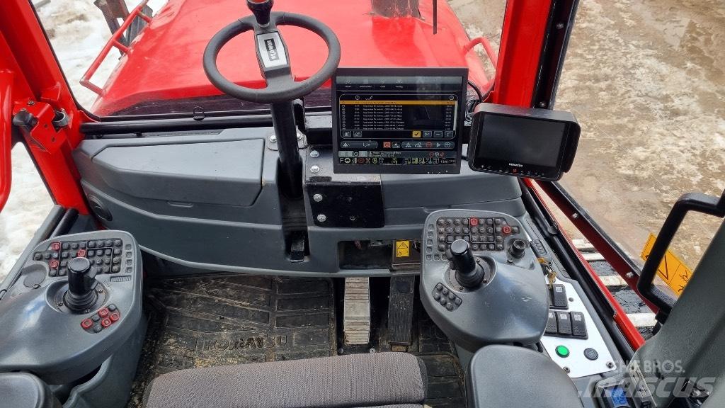 Komatsu 895 Tomruk yükleyici traktörler
