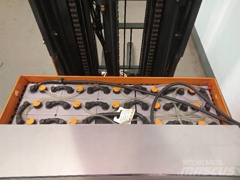 Still FMX 17 Reach truck - depo içi istif araçları