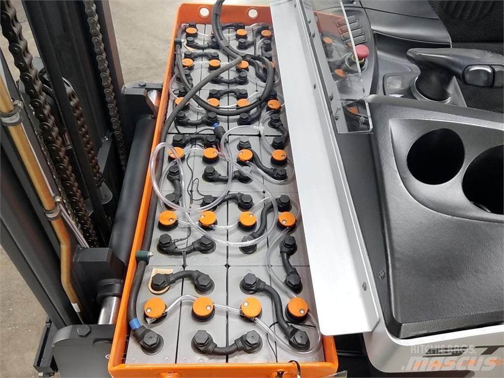 Still FM-X10 Reach truck - depo içi istif araçları