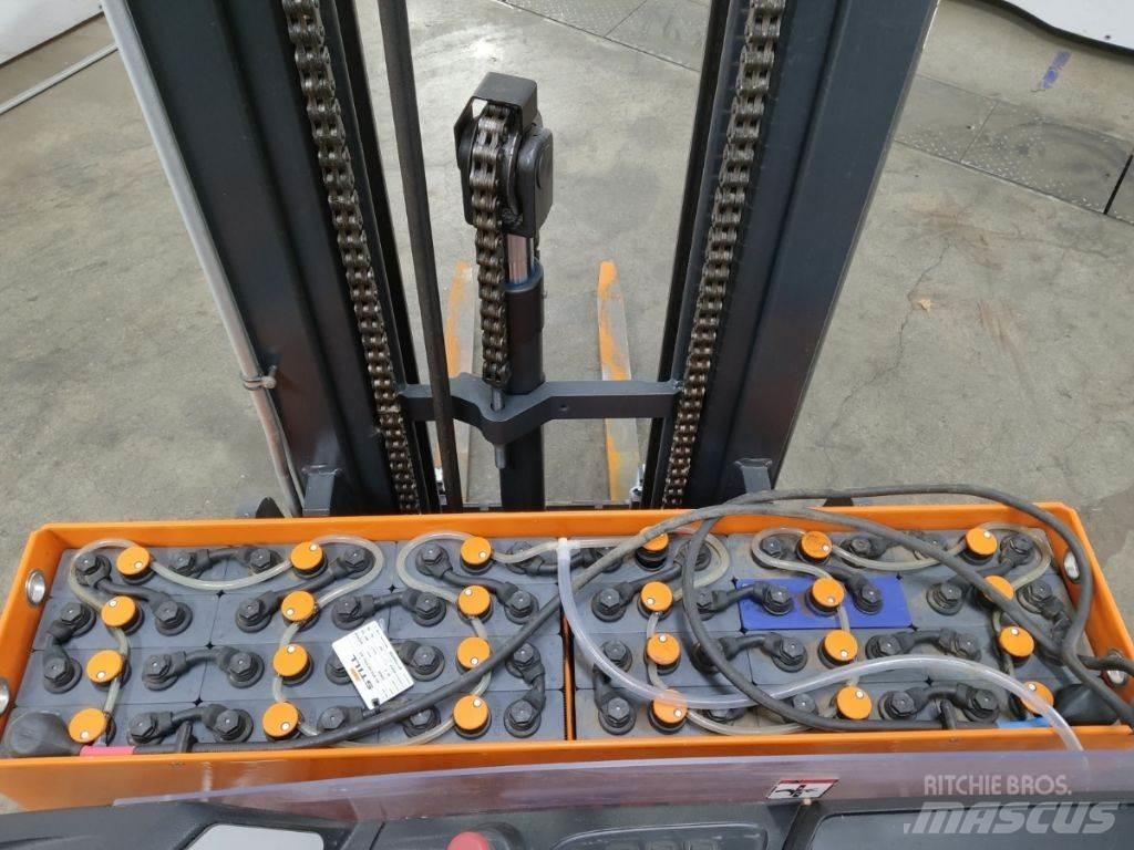 Still FM-X10 Reach truck - depo içi istif araçları