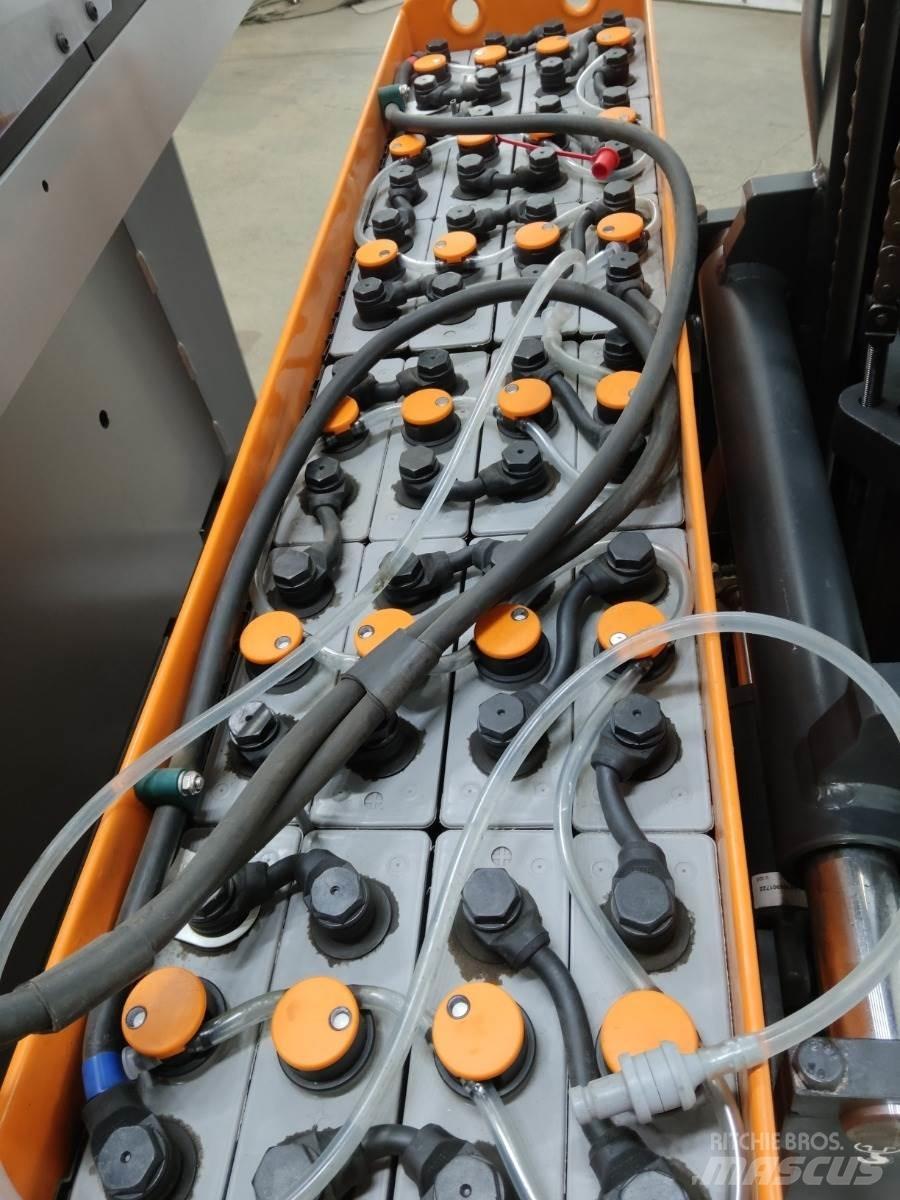Still FM-X10 Reach truck - depo içi istif araçları