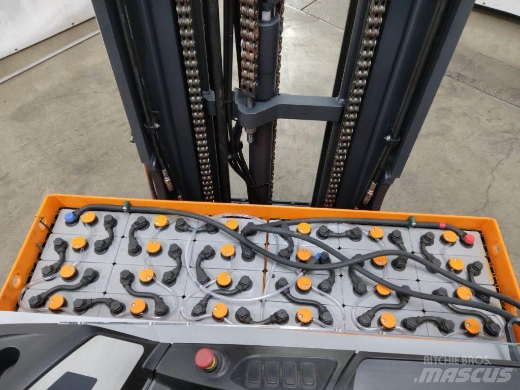 Still FM-X17 Reach truck - depo içi istif araçları