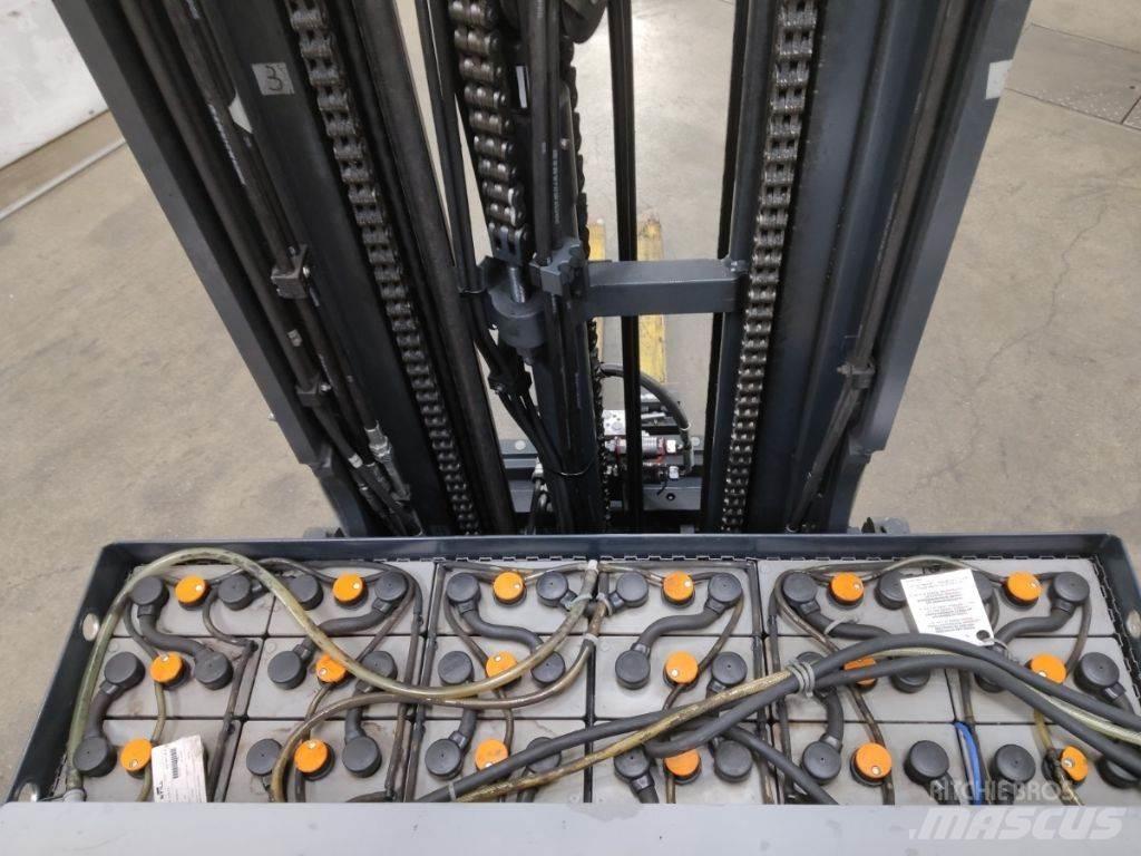 Still FM-X17 Reach truck - depo içi istif araçları