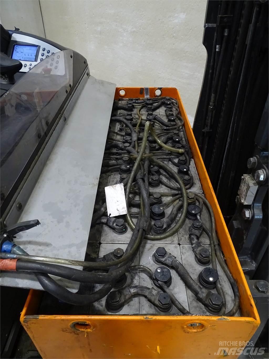 Still FM-X17 Reach truck - depo içi istif araçları