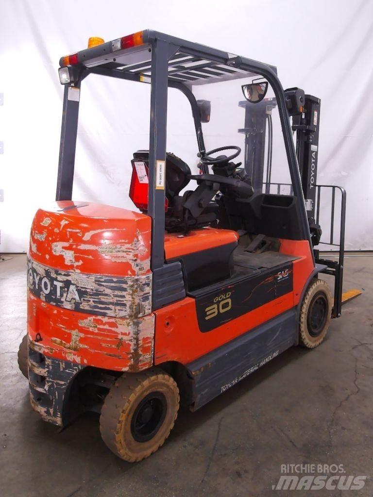 Toyota 7FBMF30 Elektrikli forkliftler