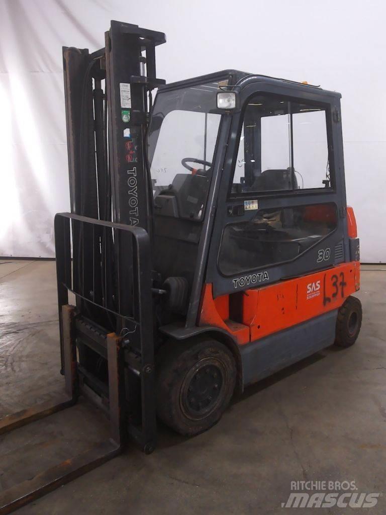 Toyota 7FBMF30 Elektrikli forkliftler