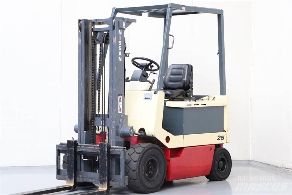 Nissan UM02L25U Elektrikli forkliftler