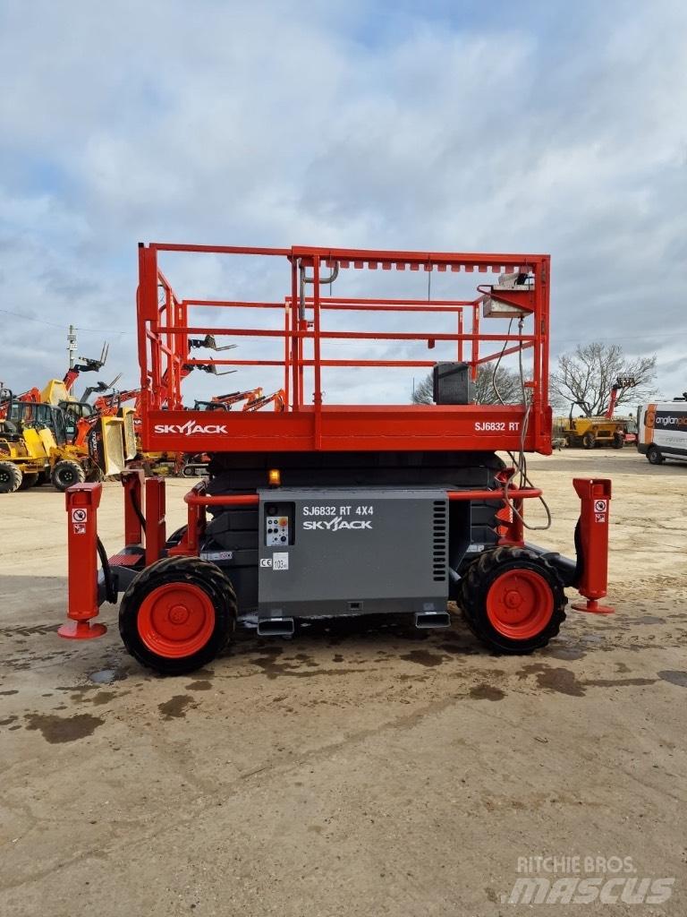 SkyJack SJ 6832 RT Makasli platformlar