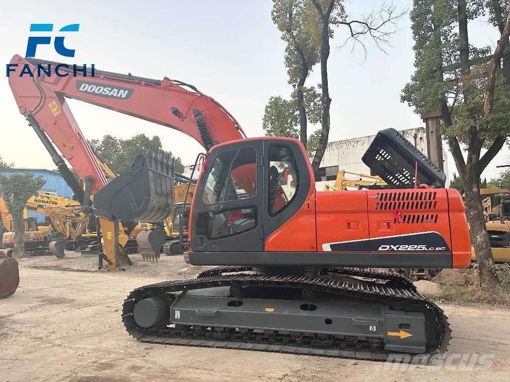 Doosan DX 225 LC Paletli ekskavatörler
