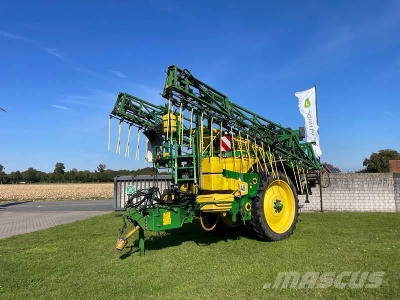 John Deere 824 Çekilir pülverizatörler