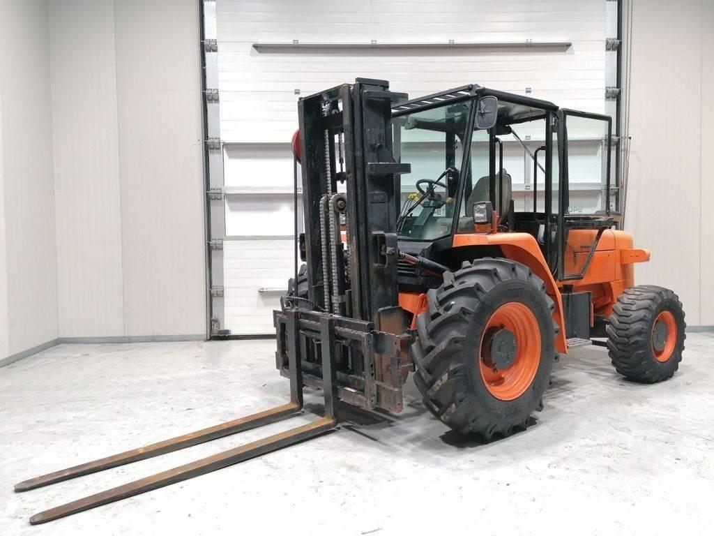 JCB 940 Arazi tipi forklift