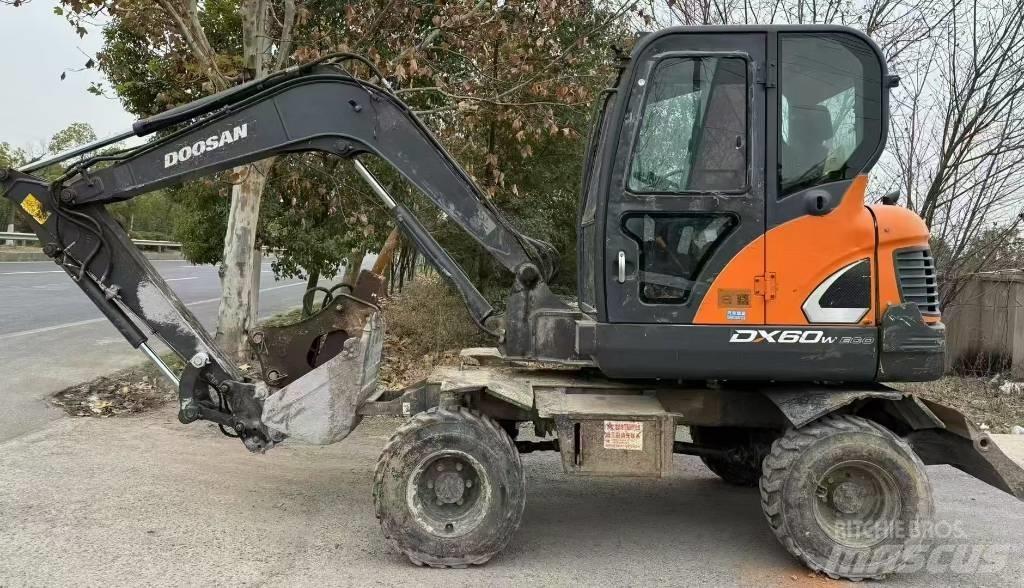 Doosan DX 60 Lastik tekerli ekskavatörler
