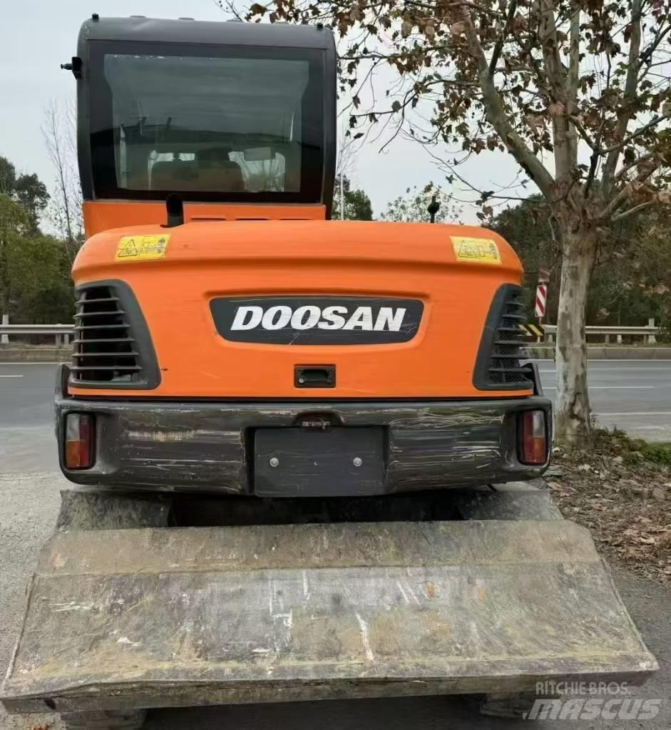 Doosan DX 60 Lastik tekerli ekskavatörler