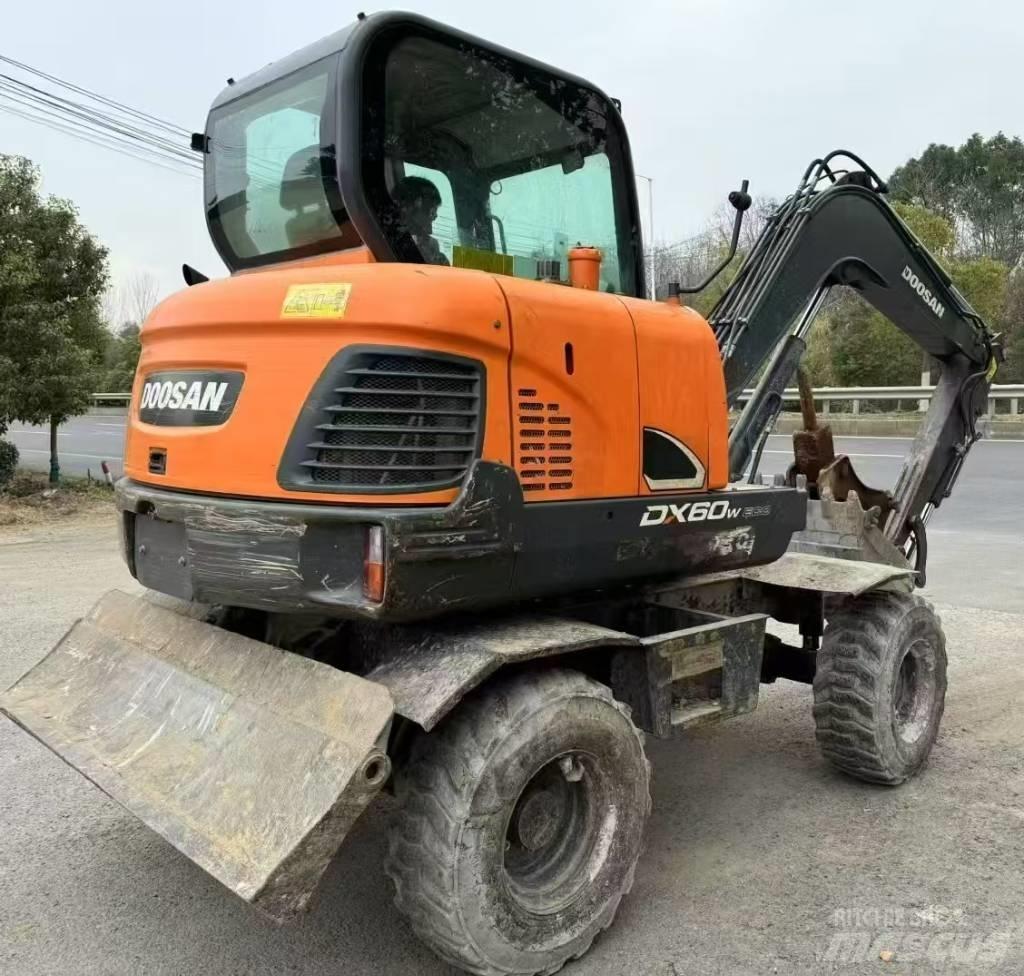 Doosan DX 60 Lastik tekerli ekskavatörler