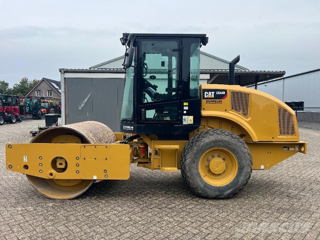 CAT CS44B - CS 44 B Tek tamburlu silindirler