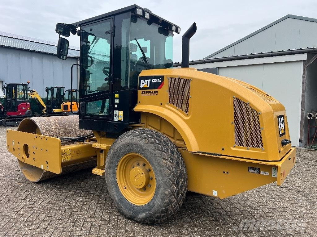 CAT CS44B - CS 44 B Tek tamburlu silindirler
