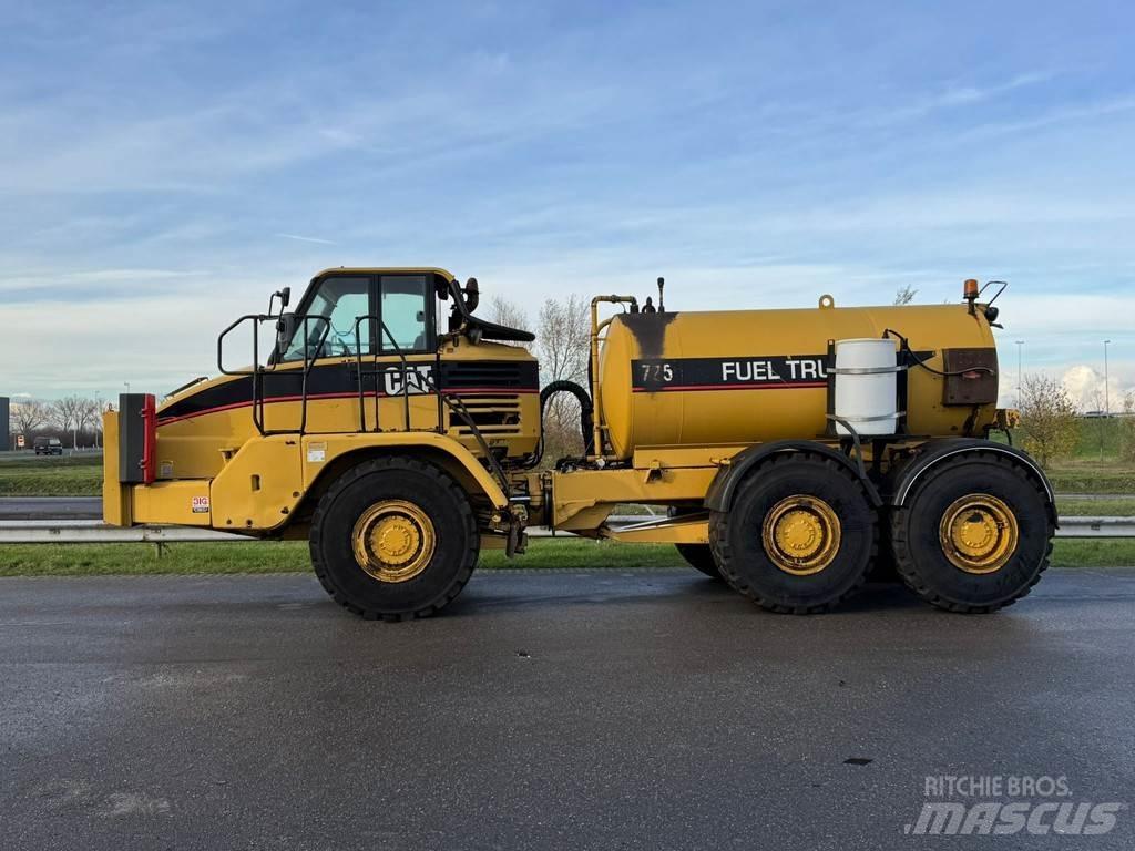 CAT 725 Fuel truck Tankerli kamyonlar