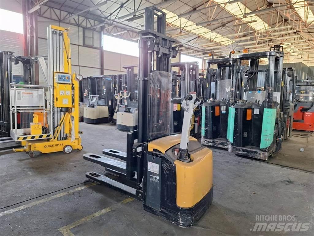 CAT NSP16NI Yaya kumandali istif makinasi