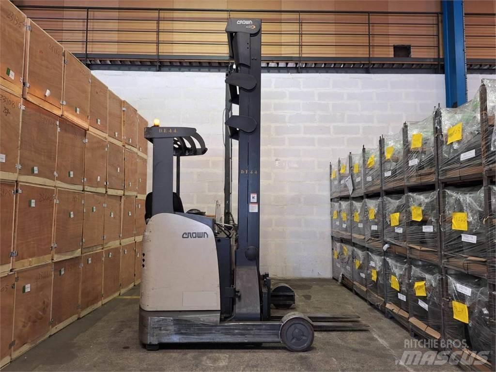 Crown ESR 5260 Reach truck - depo içi istif araçları