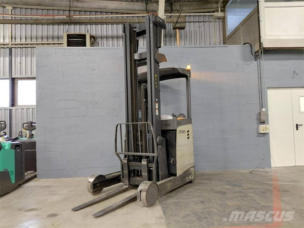 Crown ESR 5260 Reach truck - depo içi istif araçları