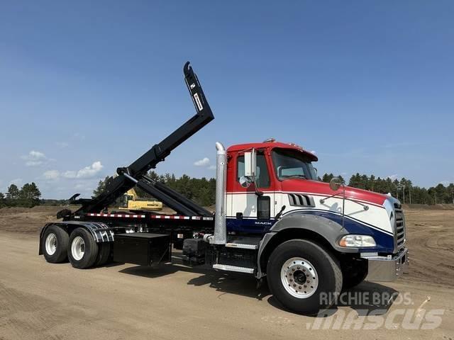 Mack GRANITE Diger