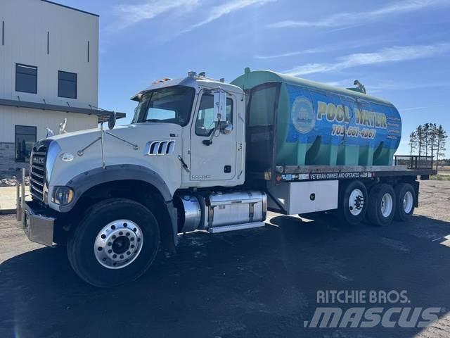 Mack GRANITE Diger