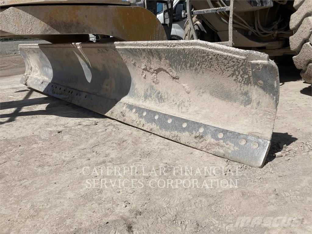 CAT 16M Greyderler