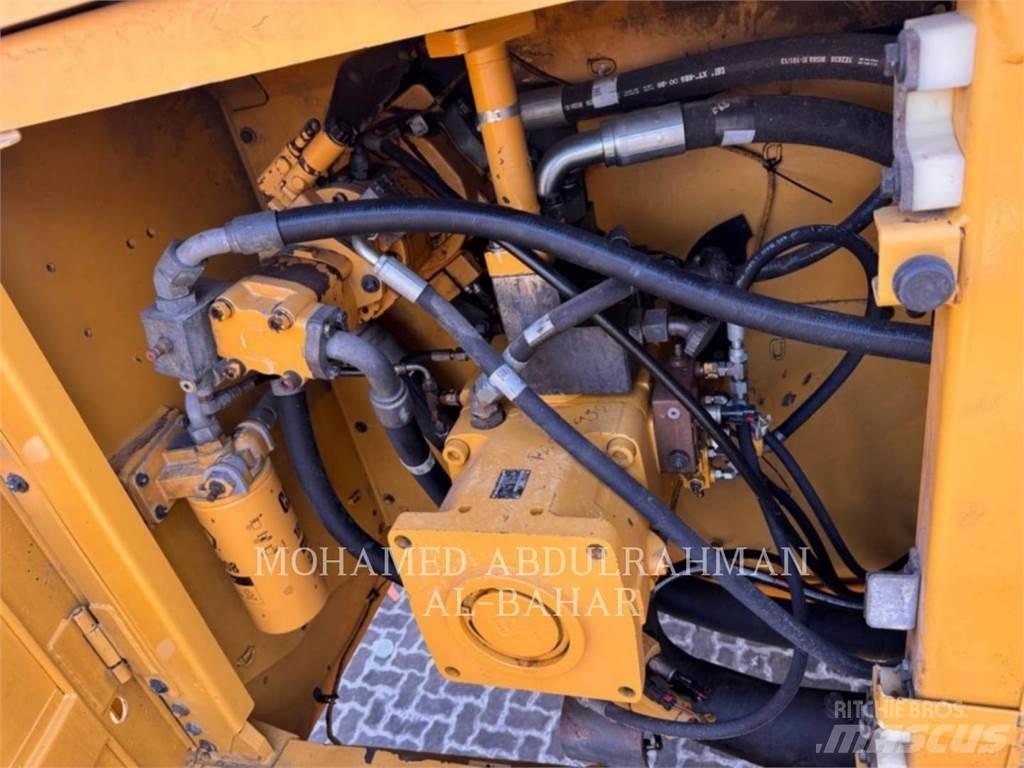 CAT 374D L Paletli ekskavatörler