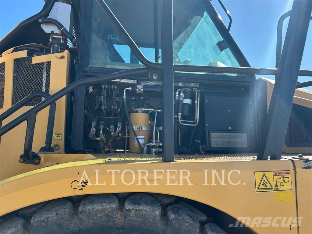 CAT 740B Belden kirma kaya kamyonu