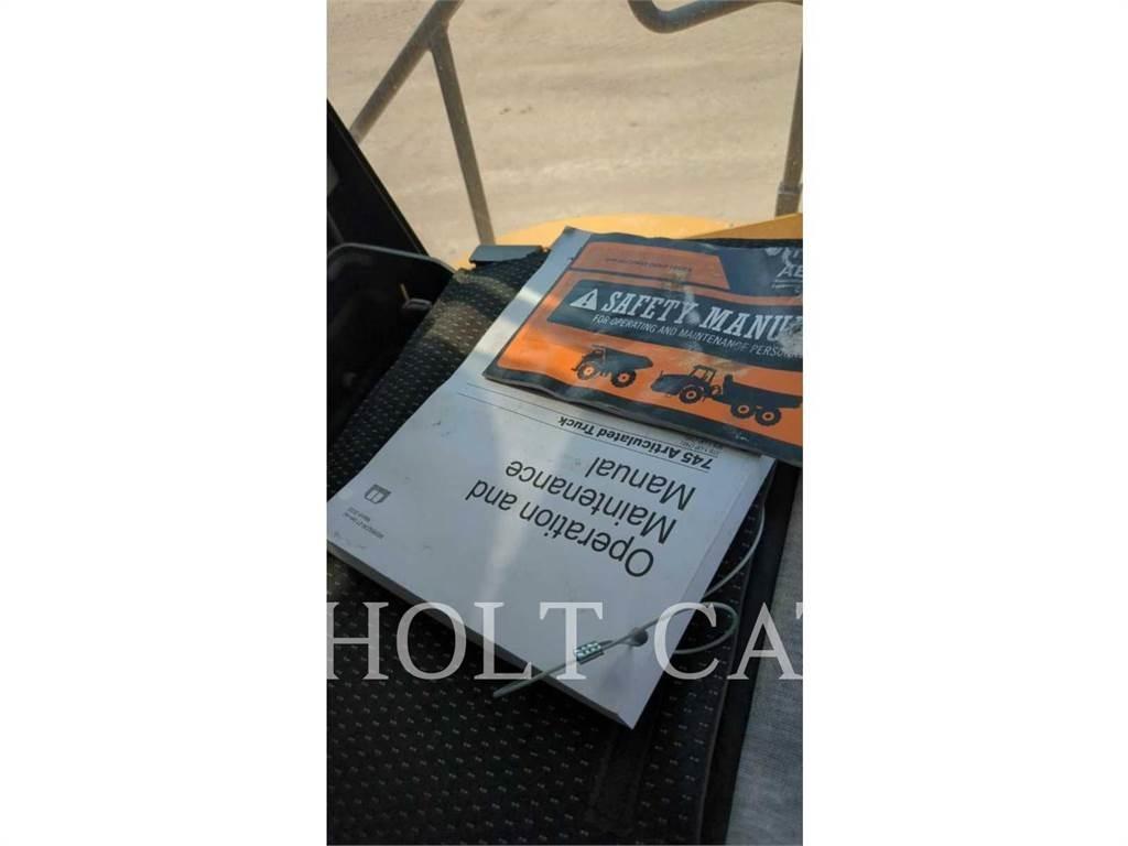 CAT 745 Belden kirma kaya kamyonu