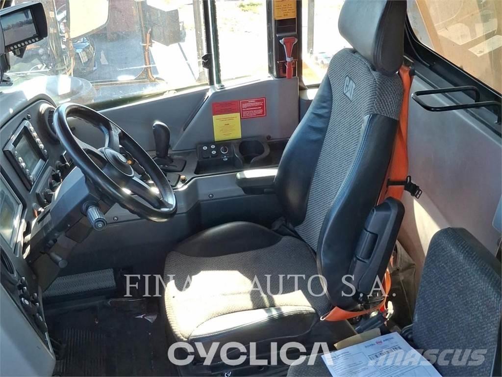 CAT 772G Belden kirma kaya kamyonu