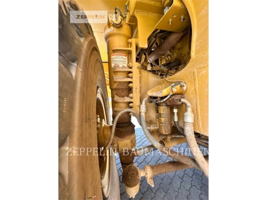 CAT 775E Belden kirma kaya kamyonu