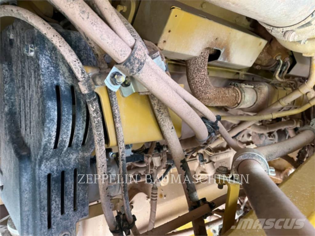 CAT 775G Belden kirma kaya kamyonu