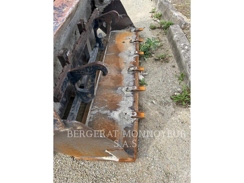 CAT 906M Tekerlekli yükleyiciler
