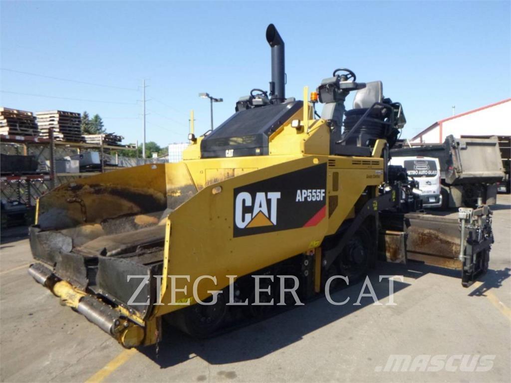CAT AP555F Asfalt sericiler