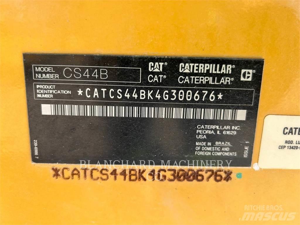 CAT CS44 Tek tamburlu silindirler