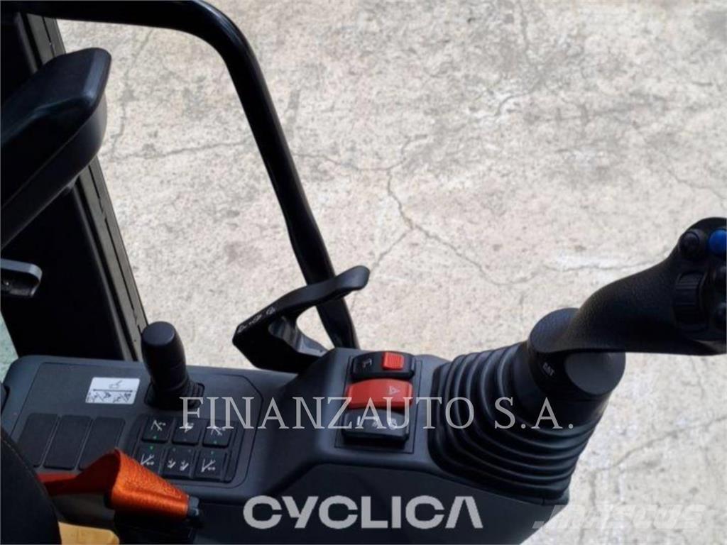 CAT M318 Lastik tekerli ekskavatörler