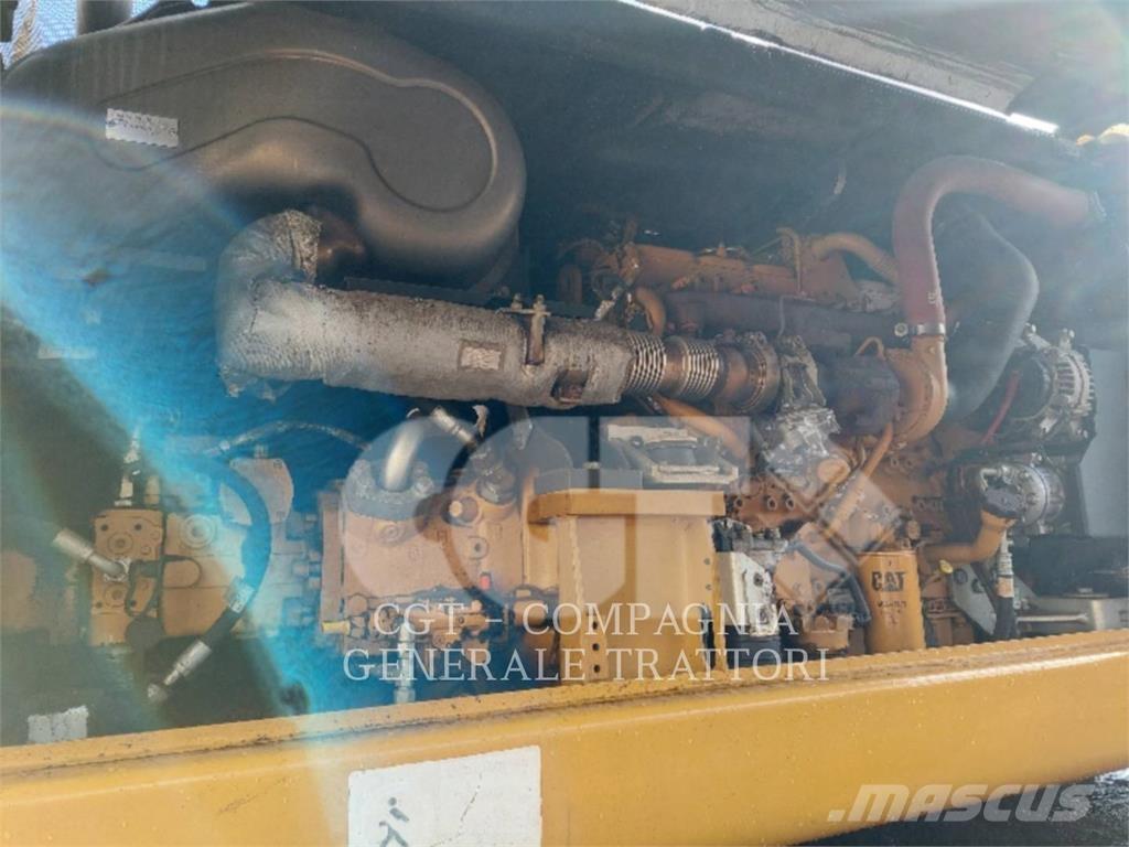 CAT MH 3024 Lastik tekerli ekskavatörler