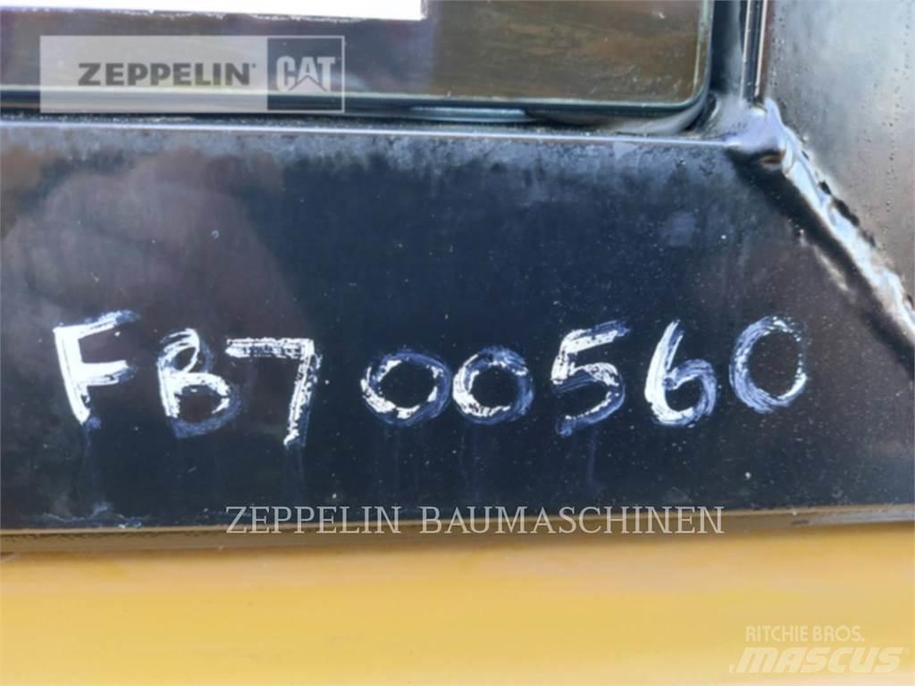 CAT MH3024-06C Yıkım ekskavatörleri