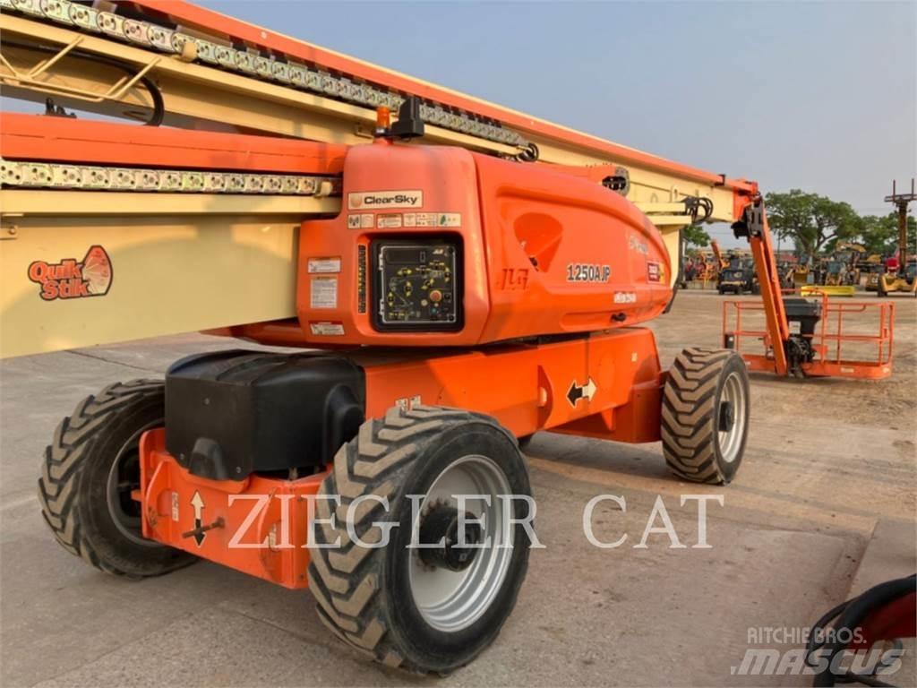 JLG 1250AJP Körüklü personel platformları