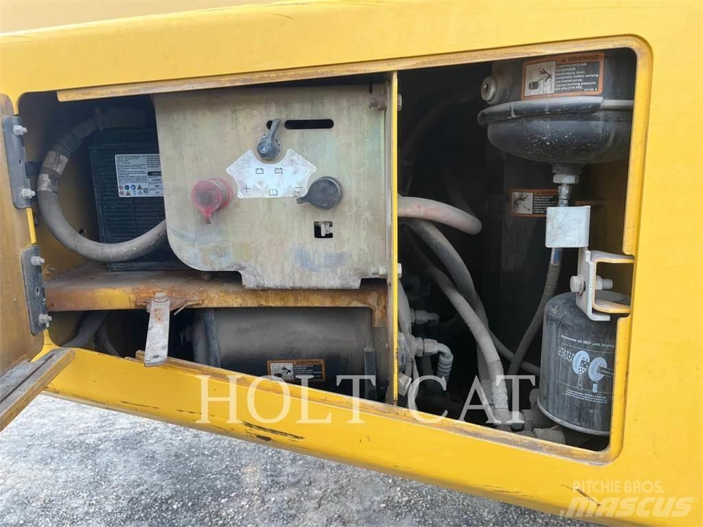 John Deere 250D Belden kirma kaya kamyonu