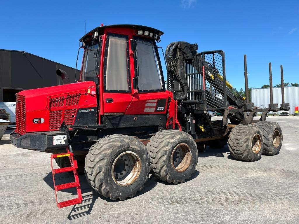 Komatsu 835 Tomruk yükleyici traktörler