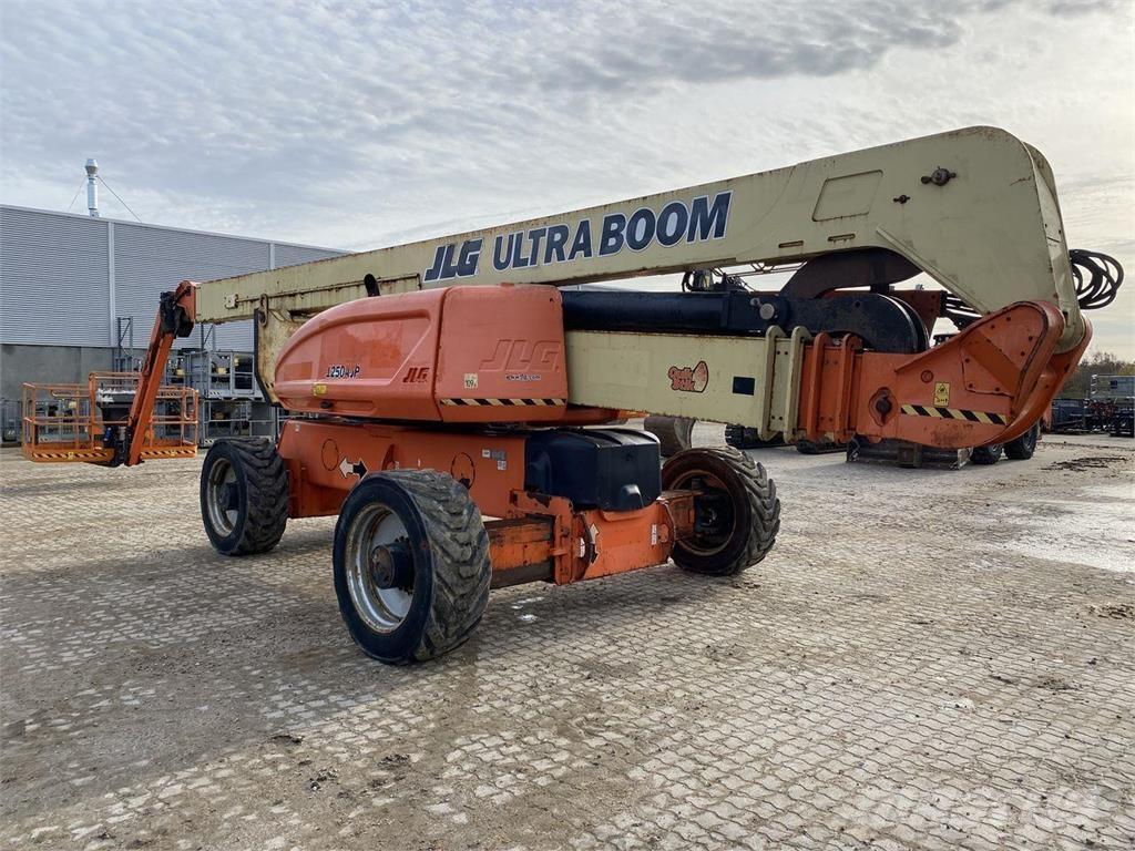 JLG 1250AJP Körüklü personel platformları