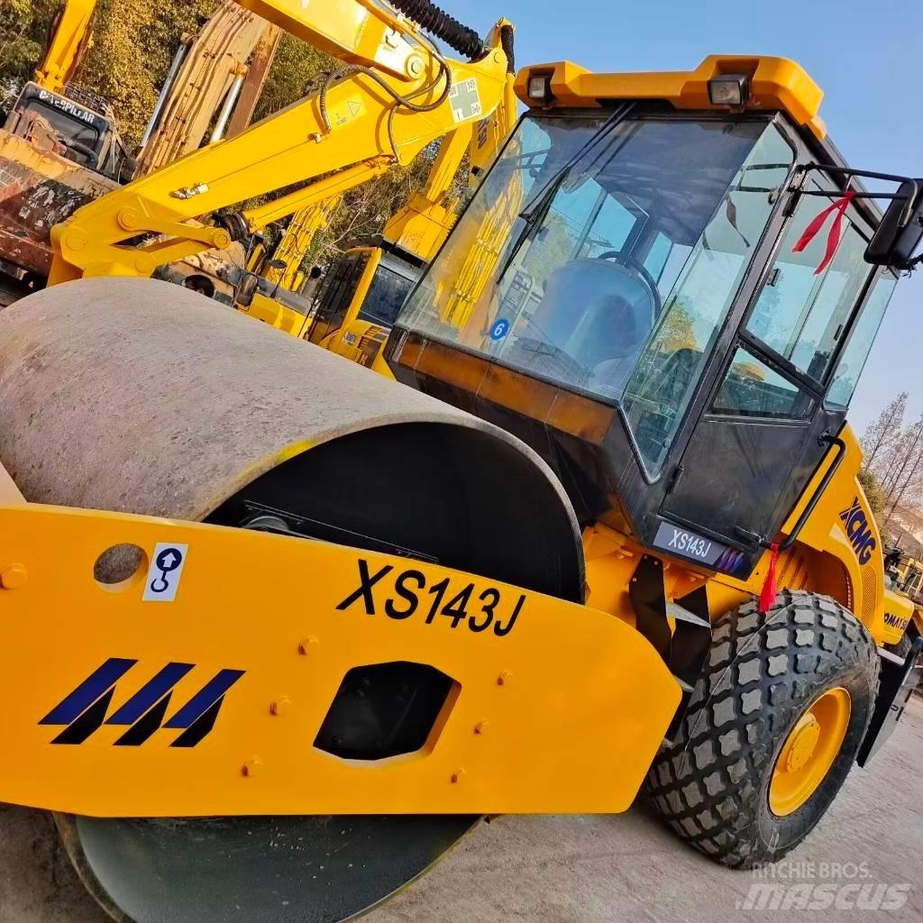 XCMG XS 142 J Tek tamburlu silindirler