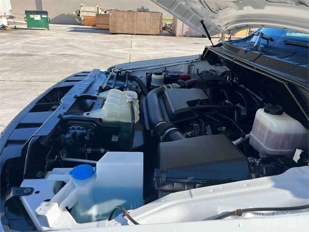 Nissan NV Kapali kasa kamyonetler