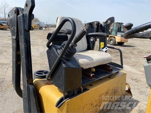 CAT CB24 Tek tamburlu silindirler